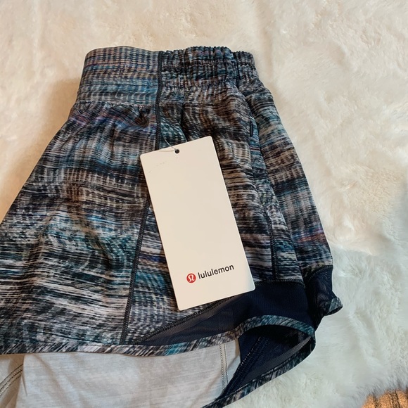 Lululemon Hotty Hot Short II 4” size 6 - Picture 4 of 6